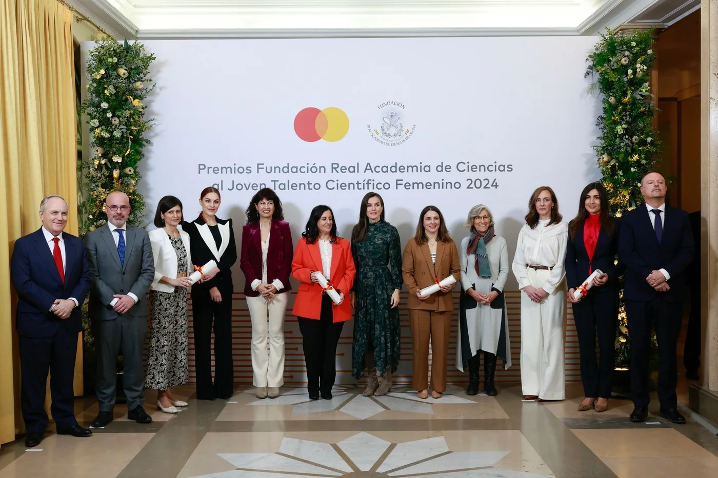 Premiadas de los Premios Joven Talento Científico Femenino junto a la reina Letizia, la ministra de Igualdad y otros representantes